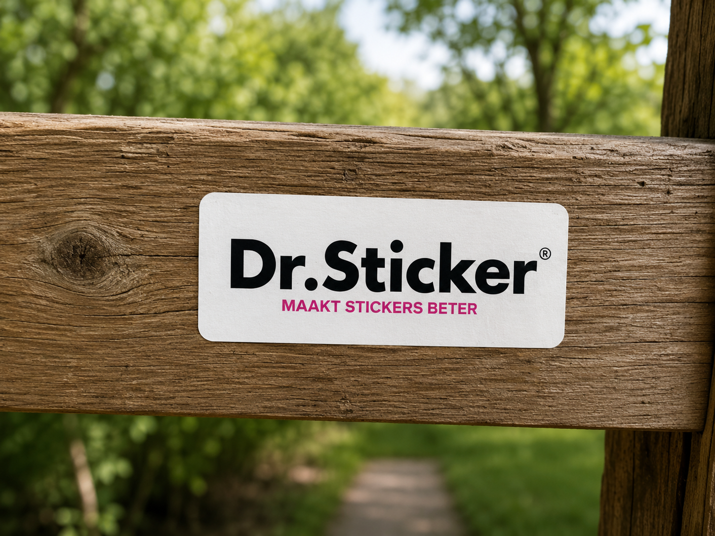 Duurzame sticker op glad hout