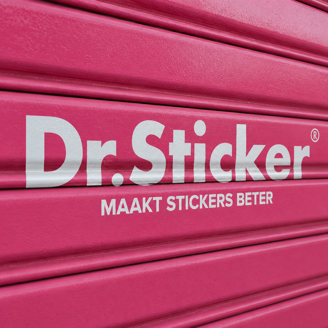Sticker op een ruwe en gestructureerde ondergrond